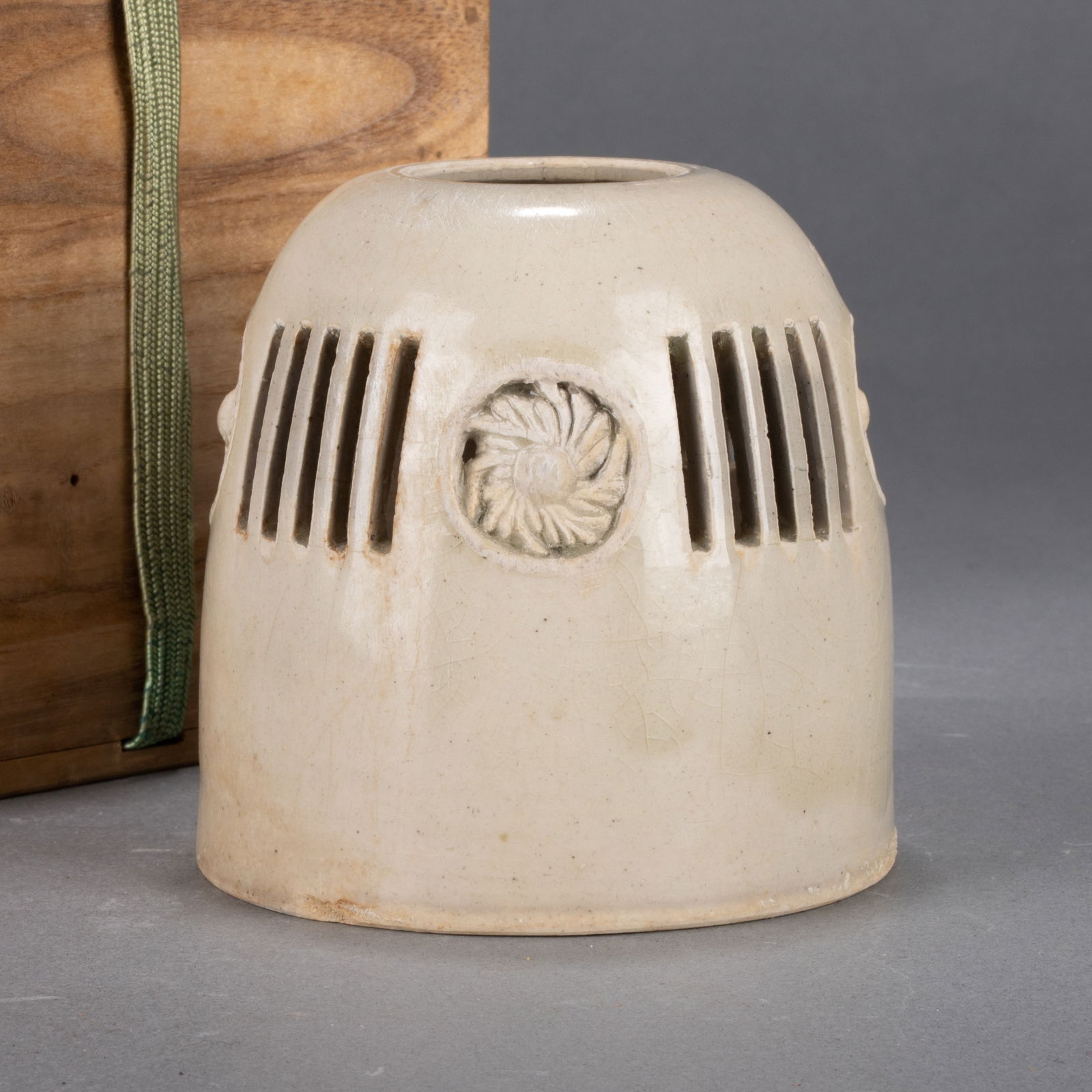 Sui Dynasty white porcelain censer: Sui Dynasty white porcelain censer