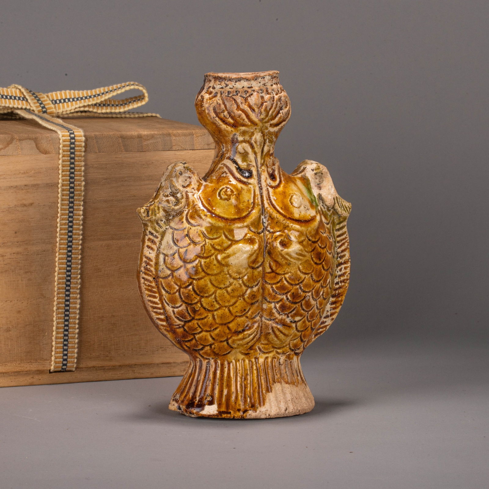 Tang Dynasty sancai double-fish vase: Tang Dynasty sancai double-fish vase