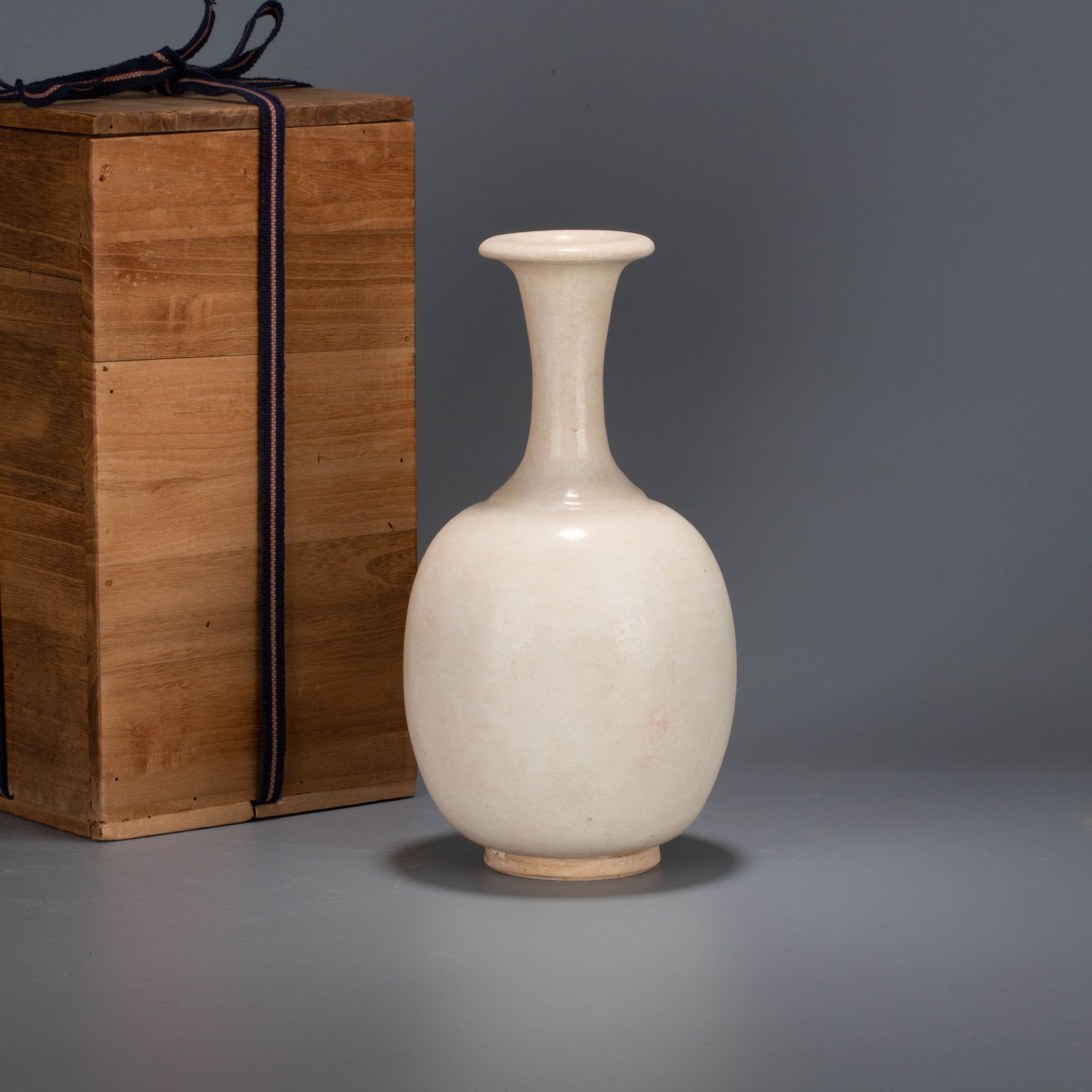 Tang Dynasty white porcelain long-neck vase: Tang Dynasty white porcelain long-neck vase