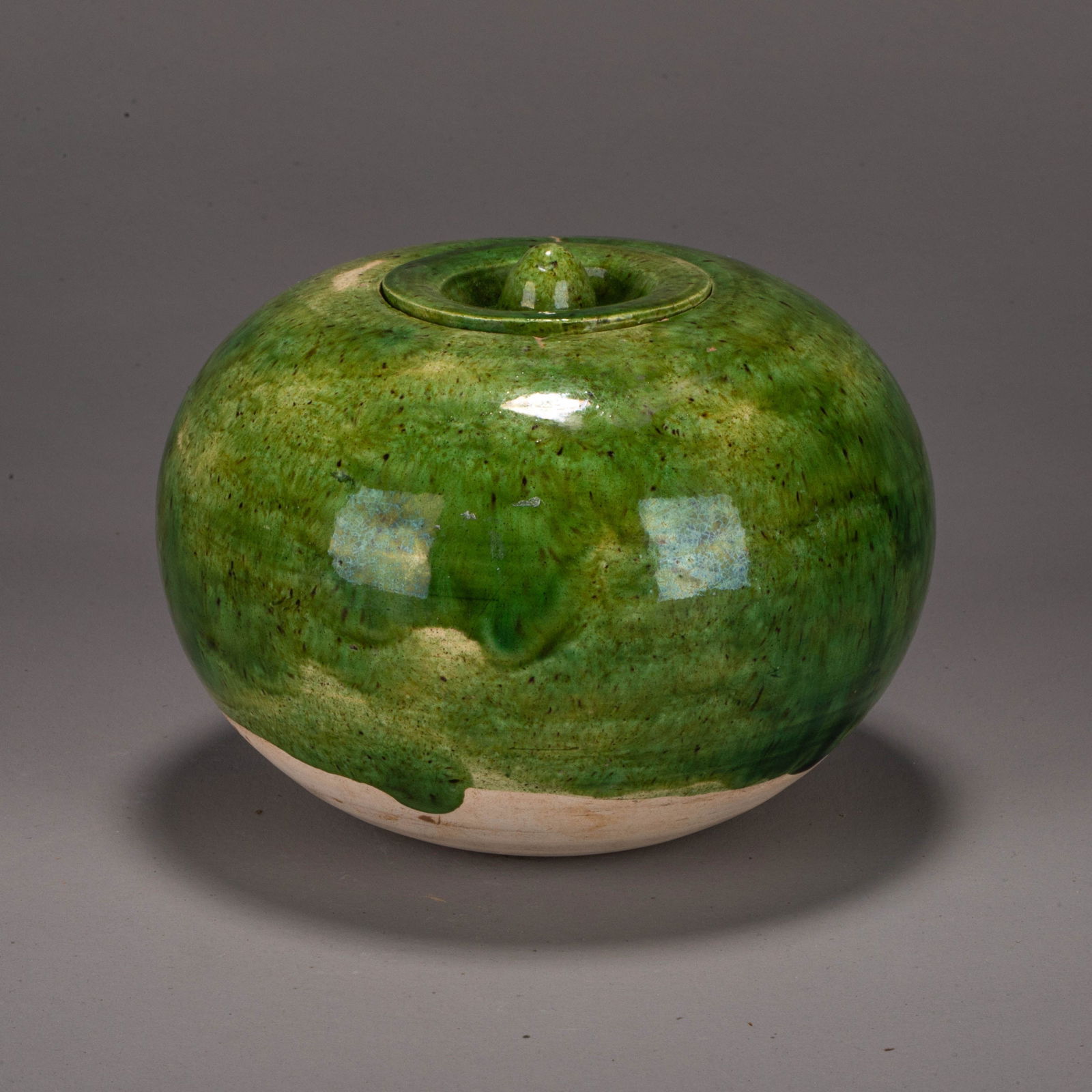 Tang Dynasty sancai green-glazed covered jar: Tang Dynasty sancai green-glazed covered jar