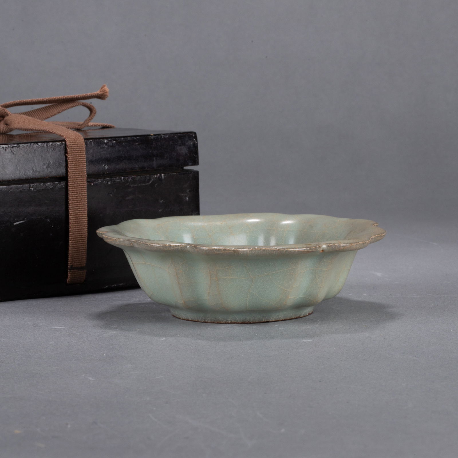 Southern Song Guan Kiln Foliate-Rim Dish: Southern Song Guan Kiln Foliate-Rim Dish