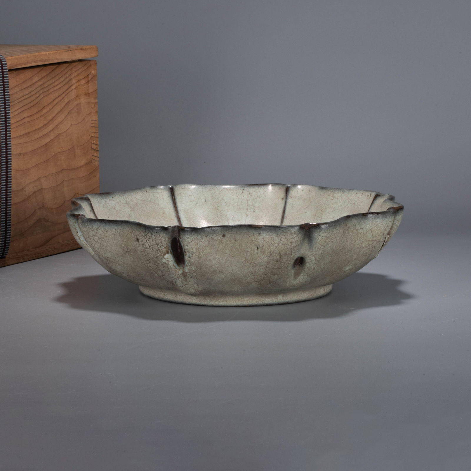 Song-Yuan Dynasty Ning Kiln Floral-rimmed Large Bowl: Song-Yuan Dynasty Ning Kiln Floral-rimmed Large Bowl