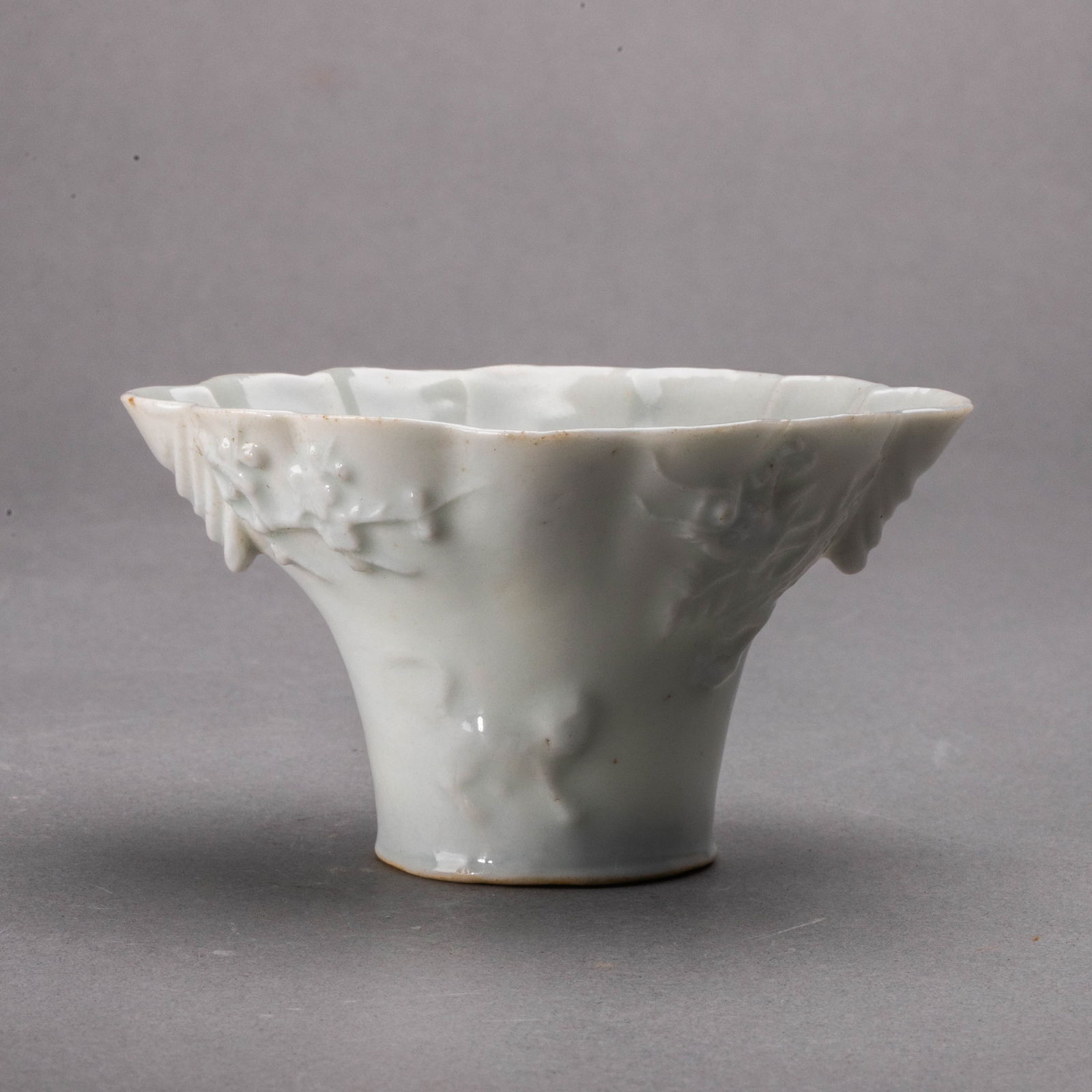 Qing Dynasty Dehua Kiln Foliate-rim Cup (1 of 10)