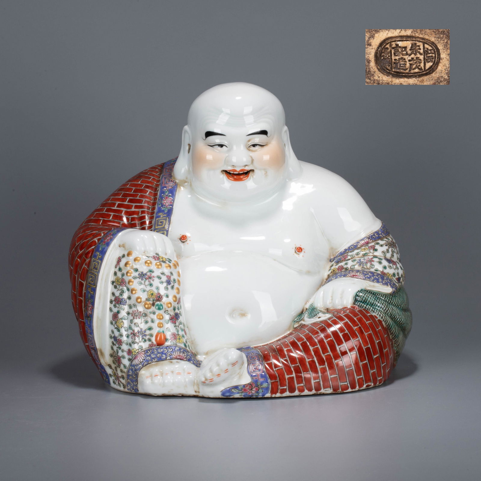 Qing Dynasty Famille-rose Seated Buddha in Kasaya: Qing Dynasty Famille-rose Seated Buddha in Kasaya
