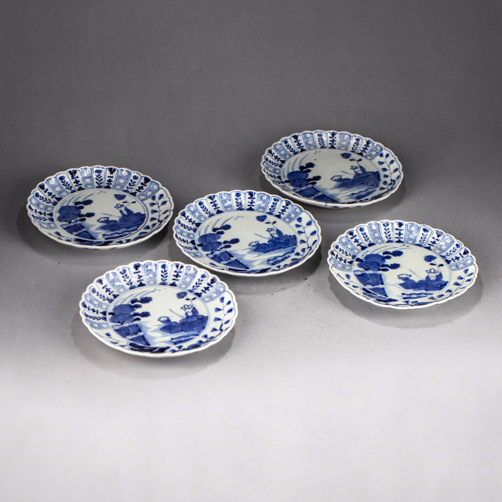 Qing Dynasty Blue-and-white Foliate-rim Dish with Monk Figure Design: Qing Dynasty Blue-and-white Foliate-rim Dish with Monk Figure Design