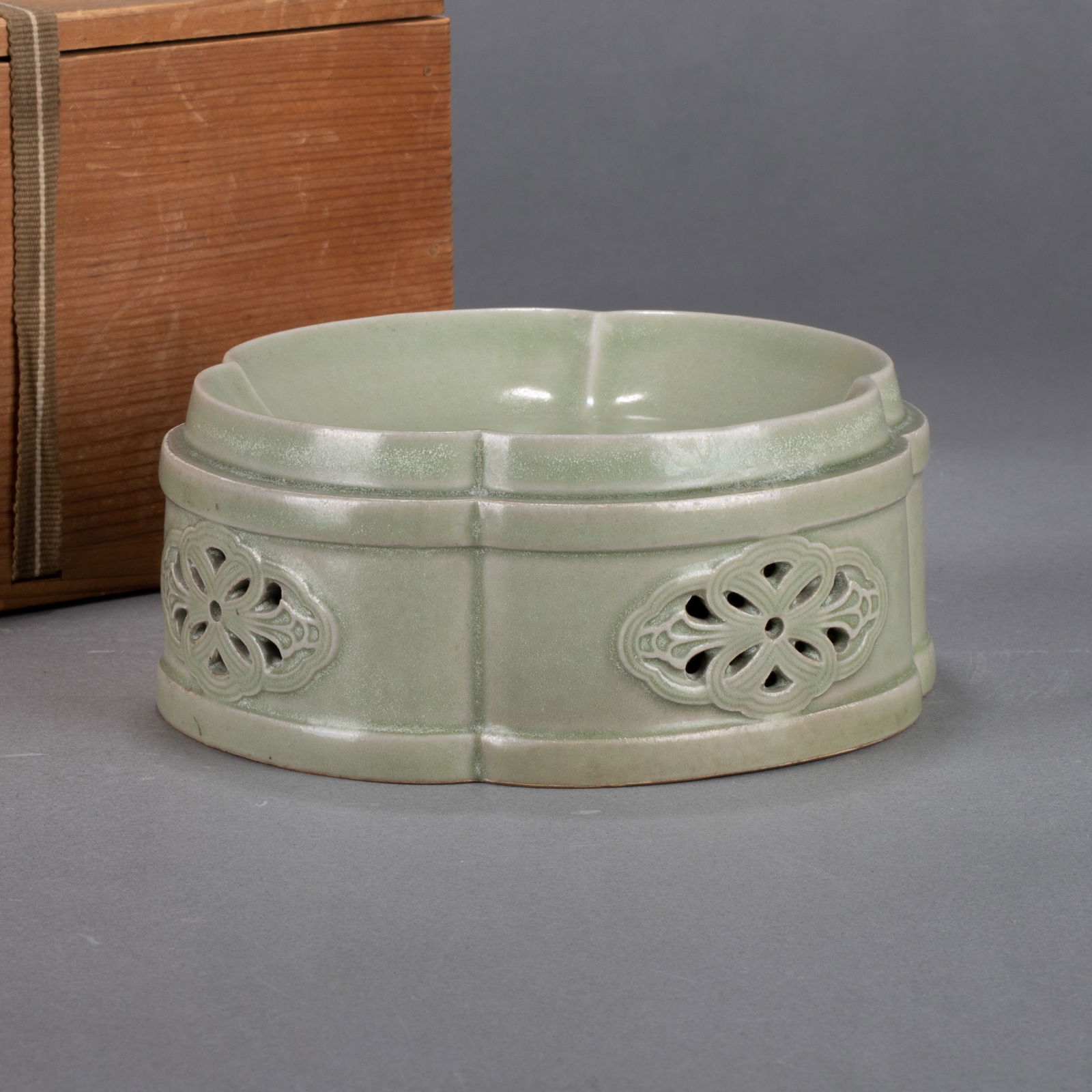 Five Dynasties period Yue ware "mise" (secret color) offering plate (1 of 6)