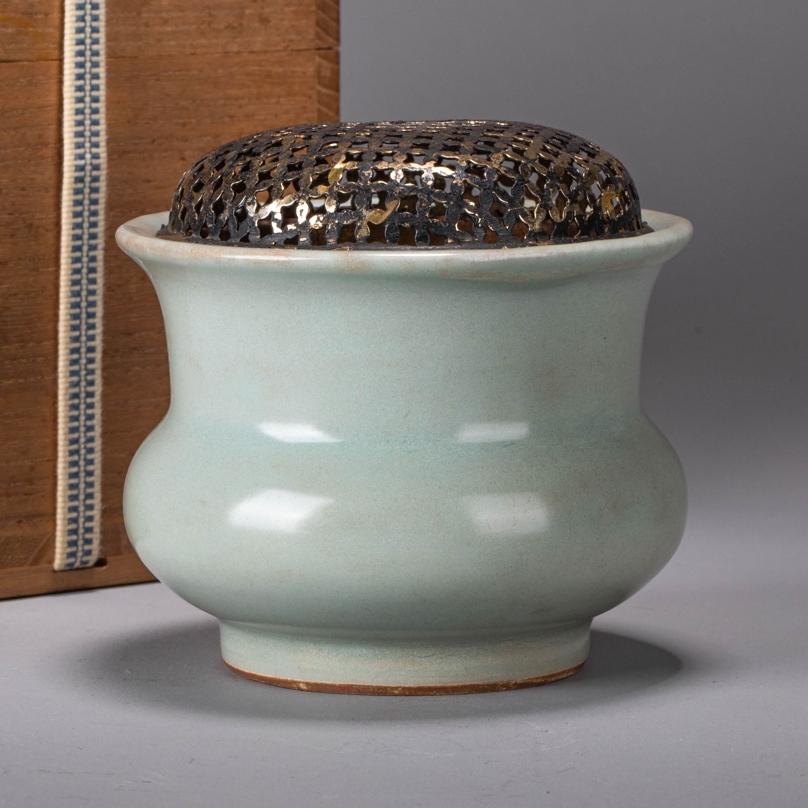 Longquan slag bucket (1 of 9)