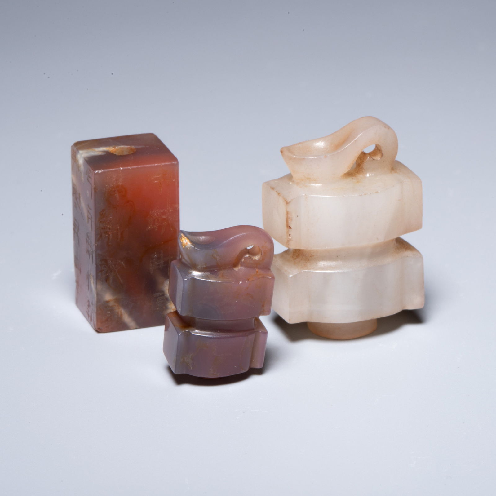A set of Han Dynasty artifacts: agate Gangmao jade and Sinan pendant (1 of 7)