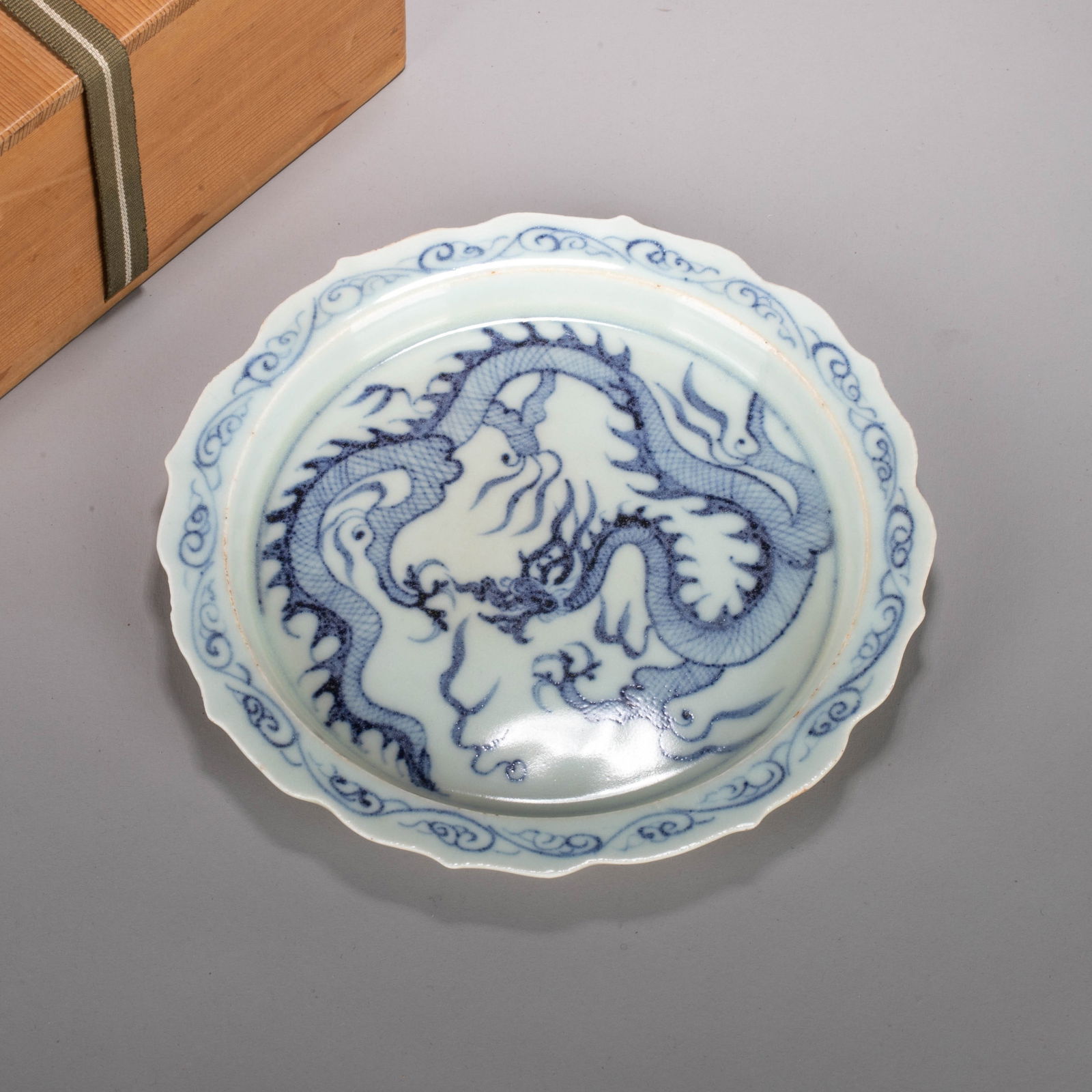 Yuan Dynasty, Blue-and-White Dragon Pattern Mallow-Edge Dish: Yuan Dynasty, Blue-and-White Dragon Pattern Mallow-Edge Dish