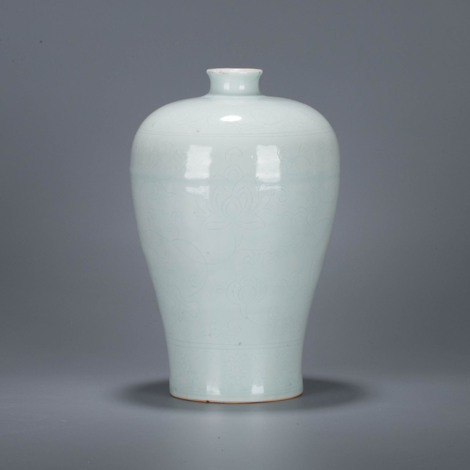 Ming Dynasty Sweet White Glaze Plum Blossom Vase with Incised Decoration: Ming Dynasty Sweet White Glaze Plum Blossom Vase with Incised Decoration