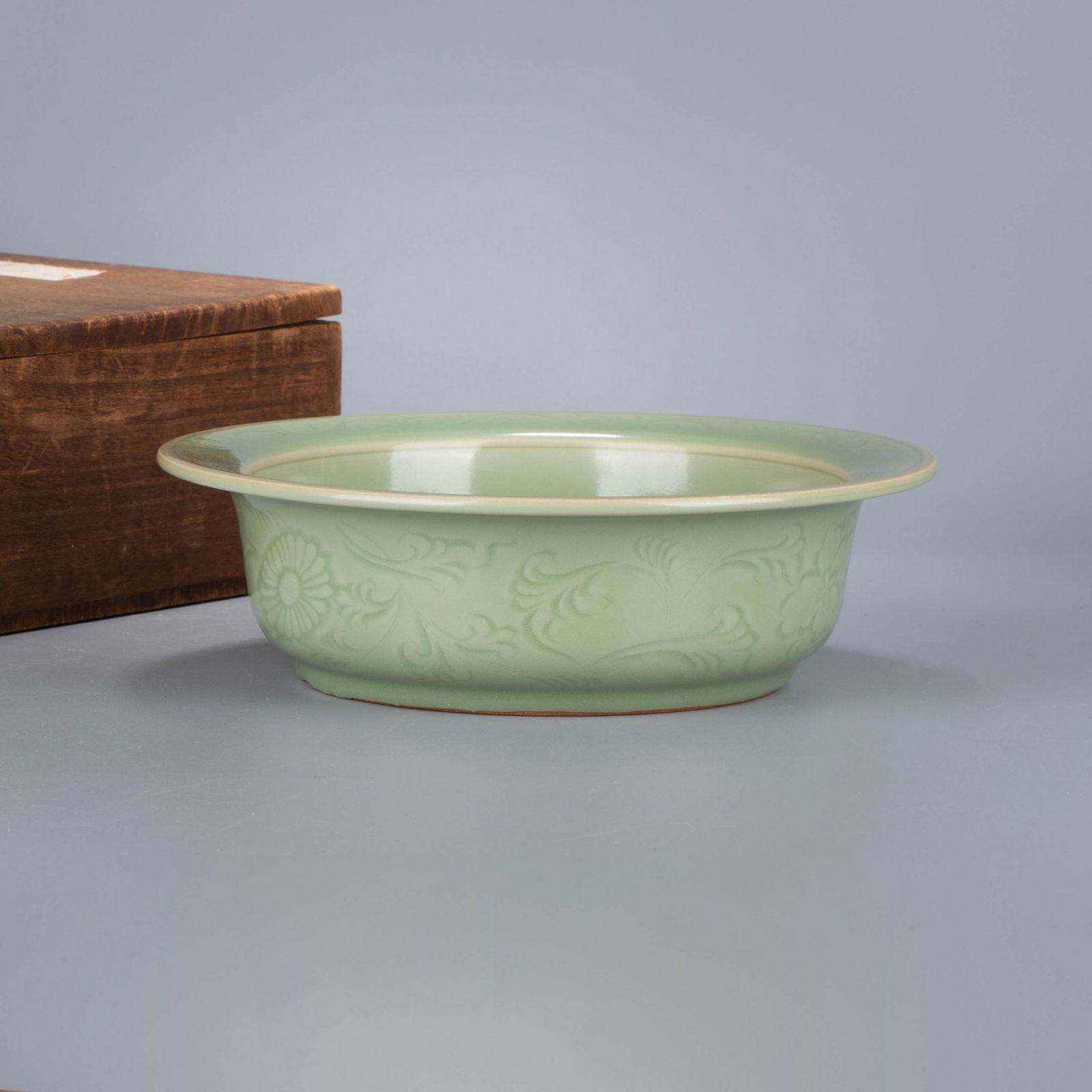 Ming Dynasty Chuzhou Kiln blue porcelain with floral pattern folded edge and wash: Ming Dynasty Chuzhou Kiln blue porcelain with floral pattern folded edge and wash