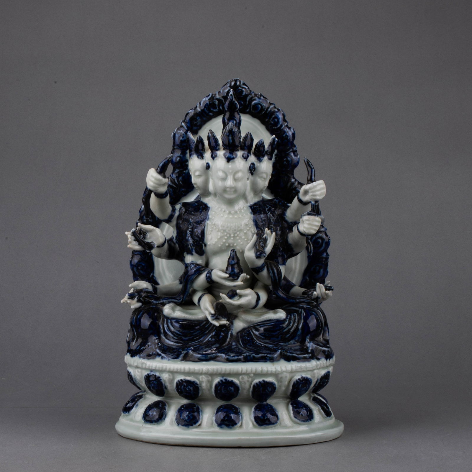 Ming Dynasty Underglaze Blue Guanyin Statue: Ming Dynasty Underglaze Blue Guanyin Statue
