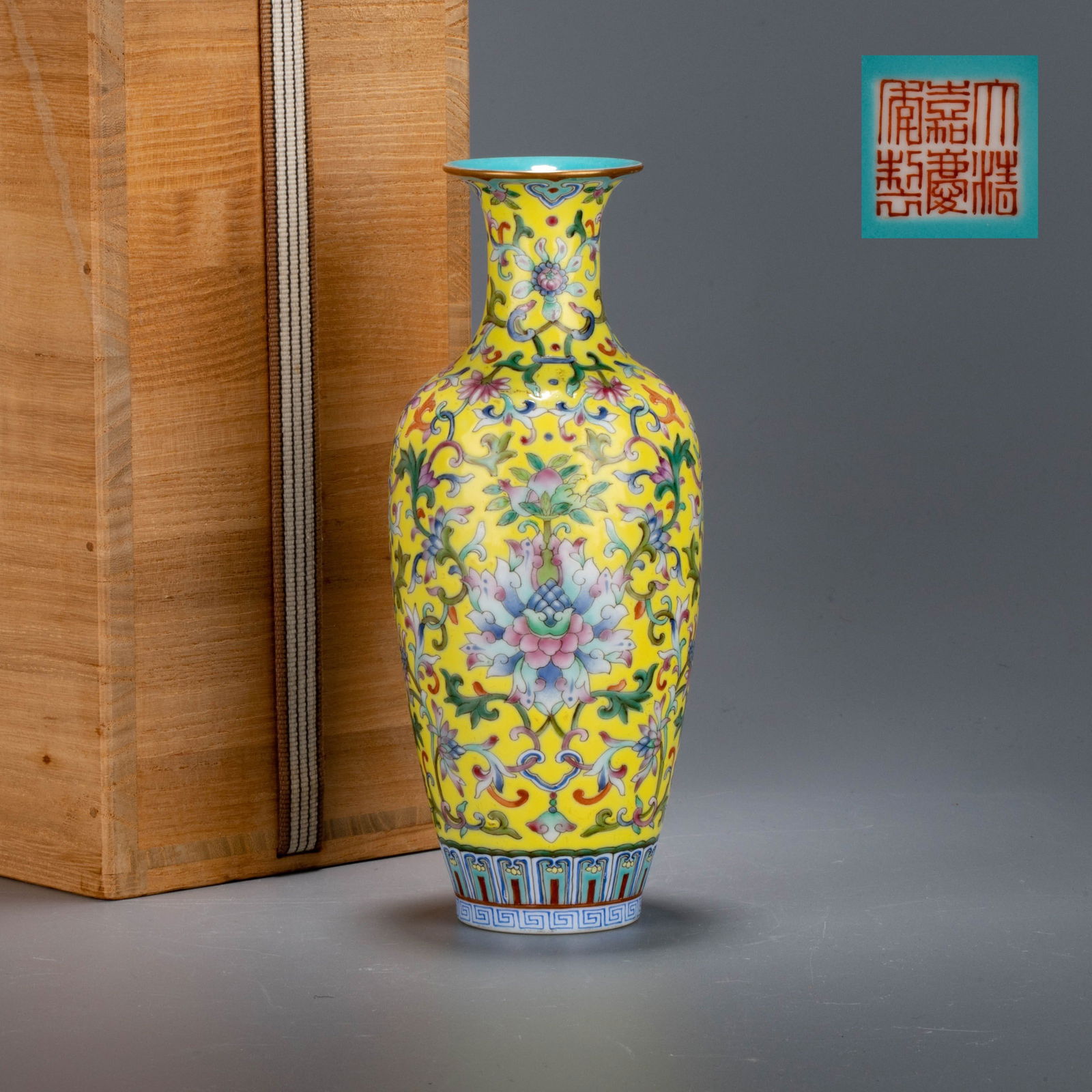 Qing Jiaqing Famille Rose Floral Pattern Flower Vase (1 of 7)