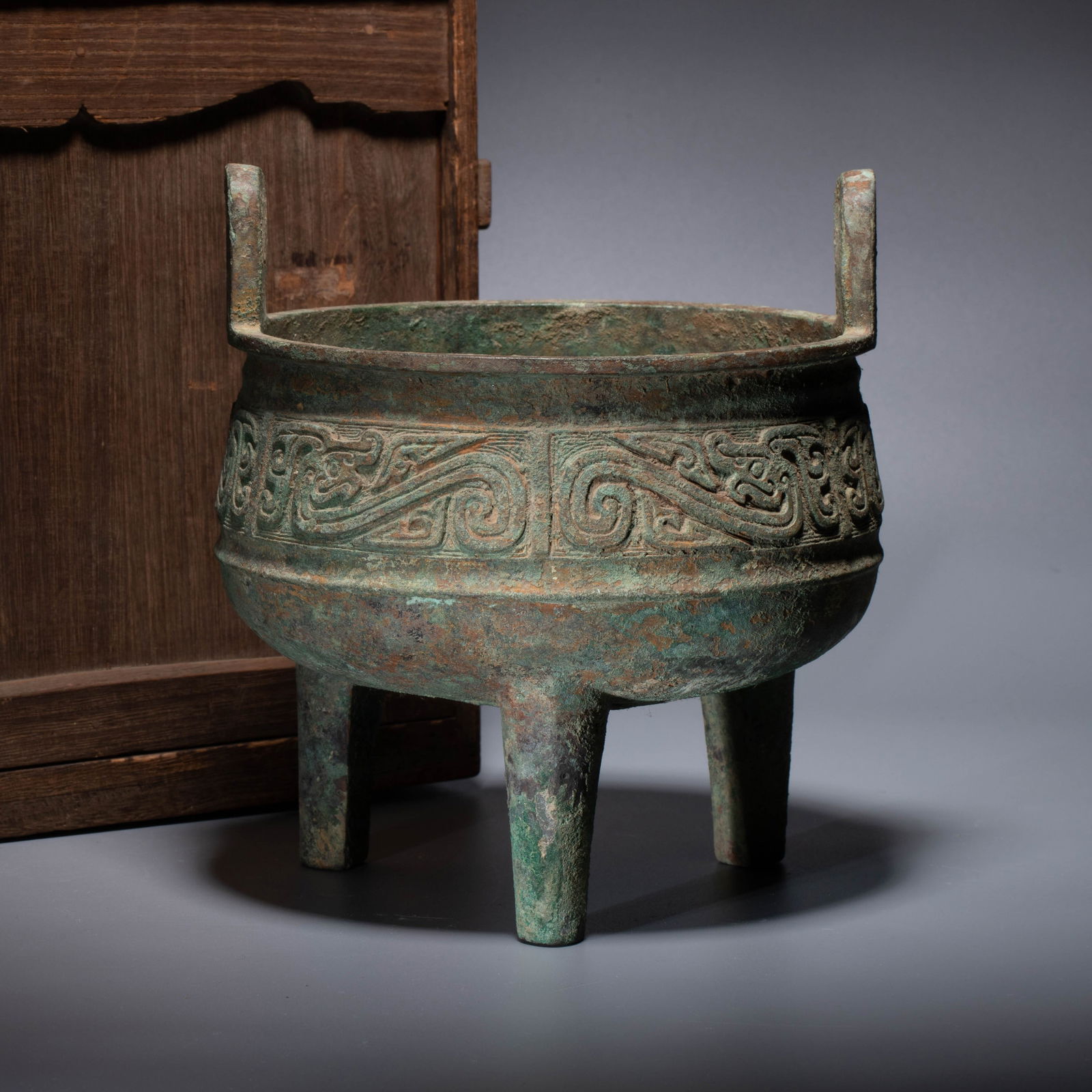 Western Zhou Dynasty Bronze Three-Legged Ding with Kui Dragon Pattern (1 of 9)