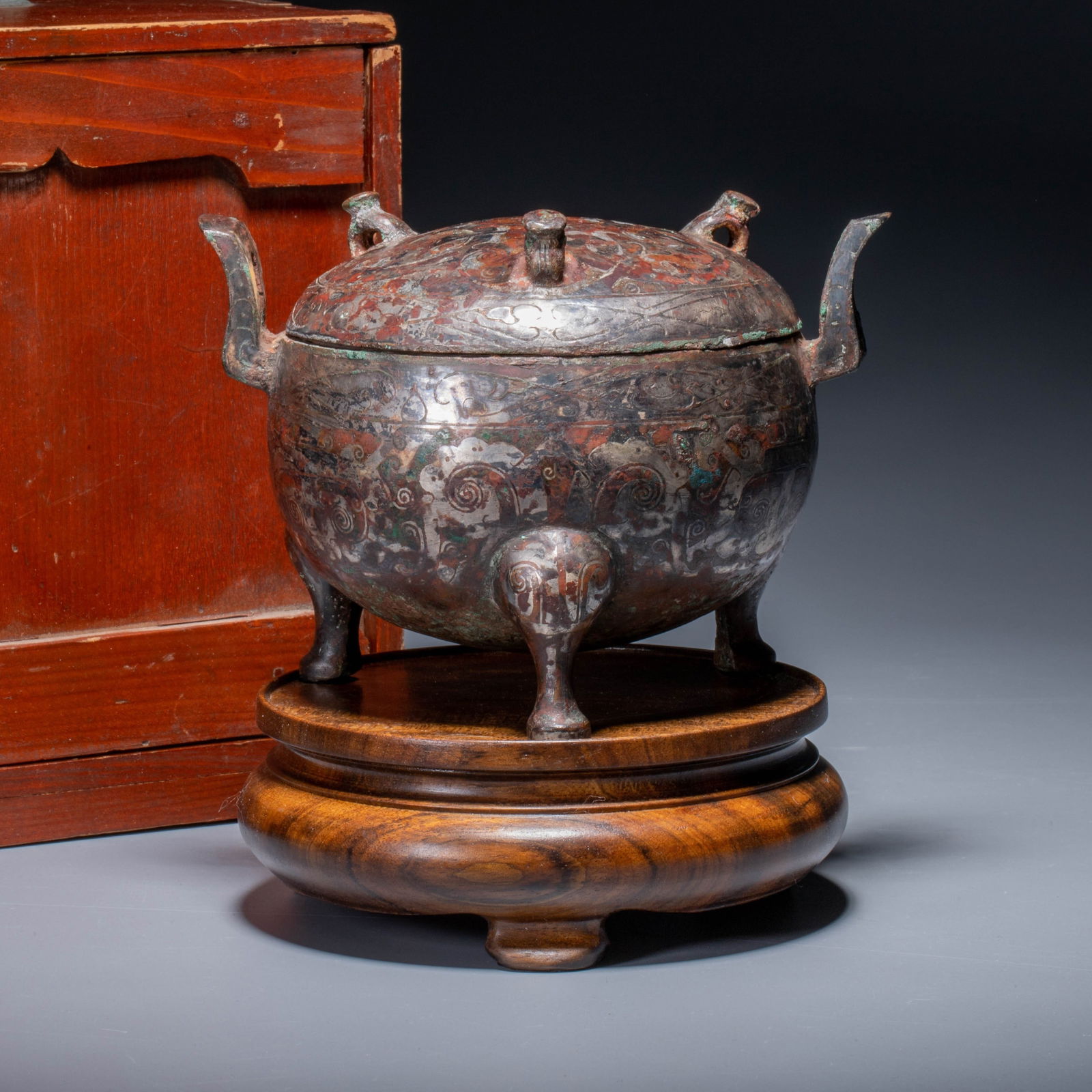 Qin Dynasty Silver-Inlaid Ding: Qin Dynasty Silver-Inlaid DingThis ding is dignified in shape and regular in form, featuring a tightly fitted mother-and-child mouth rim, two upright attached handles, a rounded and gently sloping bel