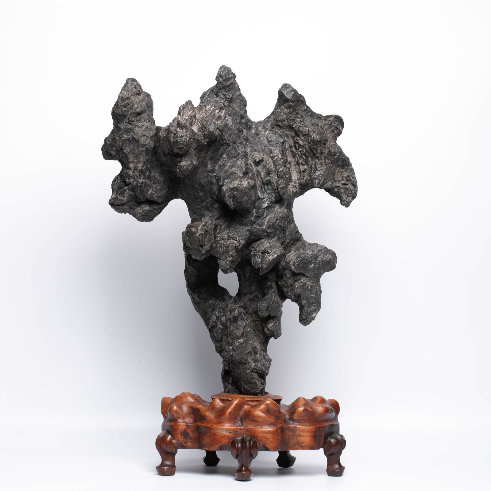 Qing Dynasty for Shi Shanzi: Qing Dynasty for Shi Shanzi There are standing stones on the mountain. the stones are gray and black, towering in size, with undulating peaks and cracks. the middle is penetrated into a hole, the insi