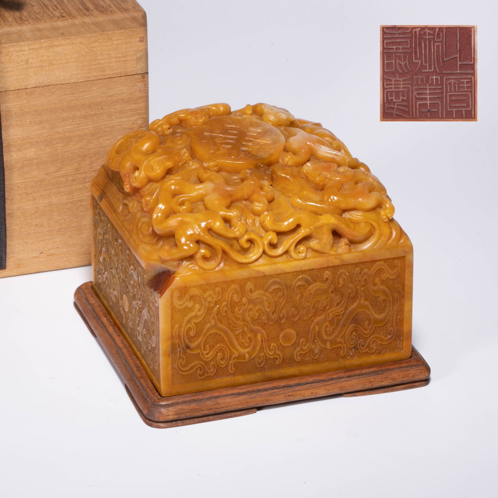 Qing Dynasty Jiaqing royal pen treasure Shoushan field yellow carved dragon seal: Qing Dynasty Jiaqing royal pen treasure Shoushan field yellow carved dragon seal Seal text: the treasure of jiaqing royal pen. this seal is made of shoushan field yellow stone. the stone is warm and m