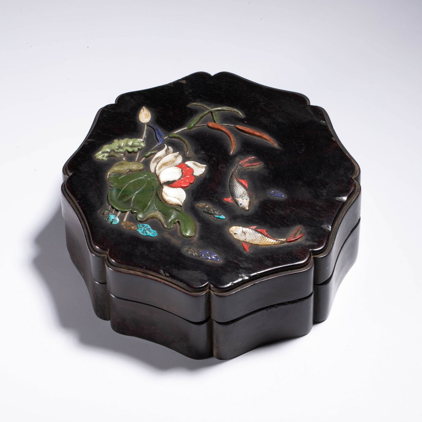 Qing dynasty red sandalwood inlaid eight treasure box: Qing dynasty red sandalwood inlaid eight treasure box