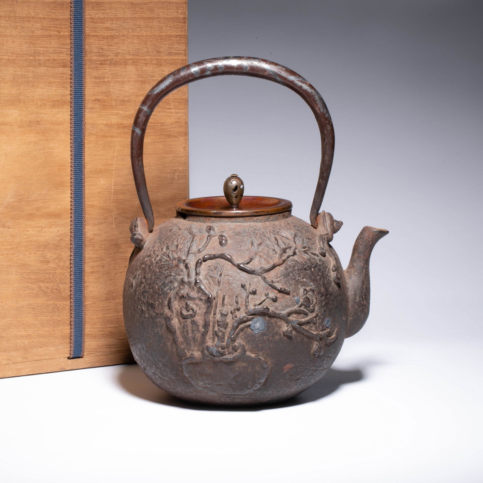 Silver elephant inlaid iron bottle: Silver elephant inlaid iron bottle