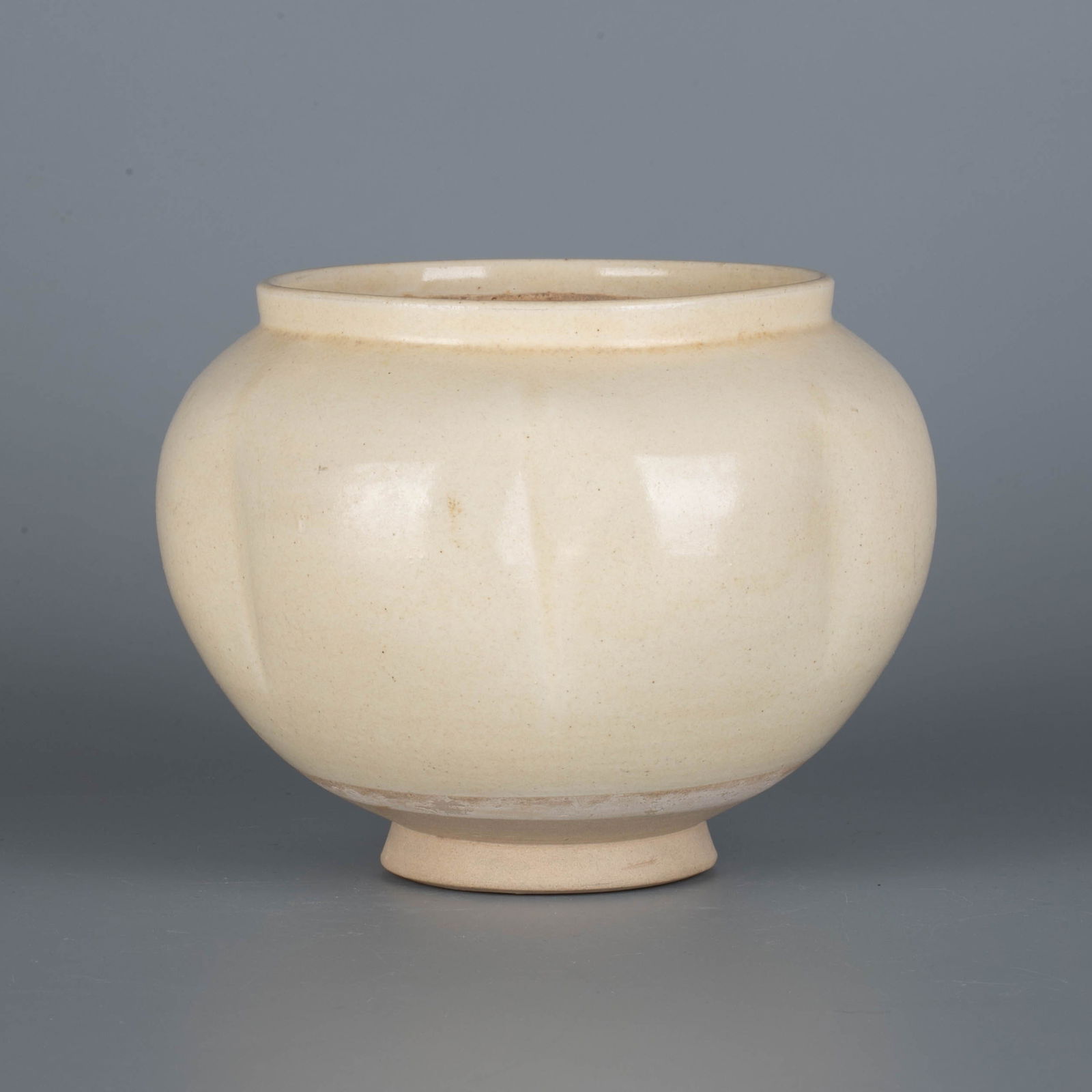 Song white wares melon-ribbed body pot: Song white wares melon-ribbed body pot