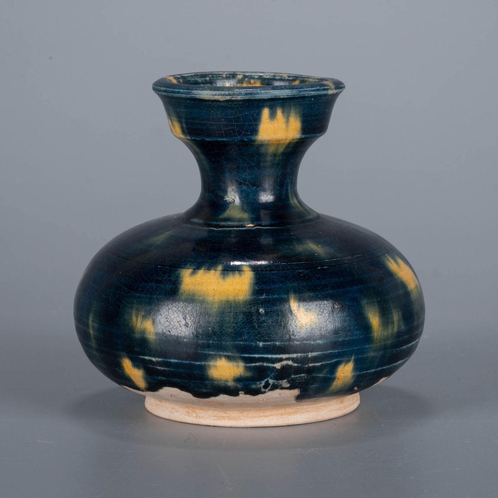 Tang Dynasty blue glaze pot: Tang Dynasty blue glaze pot