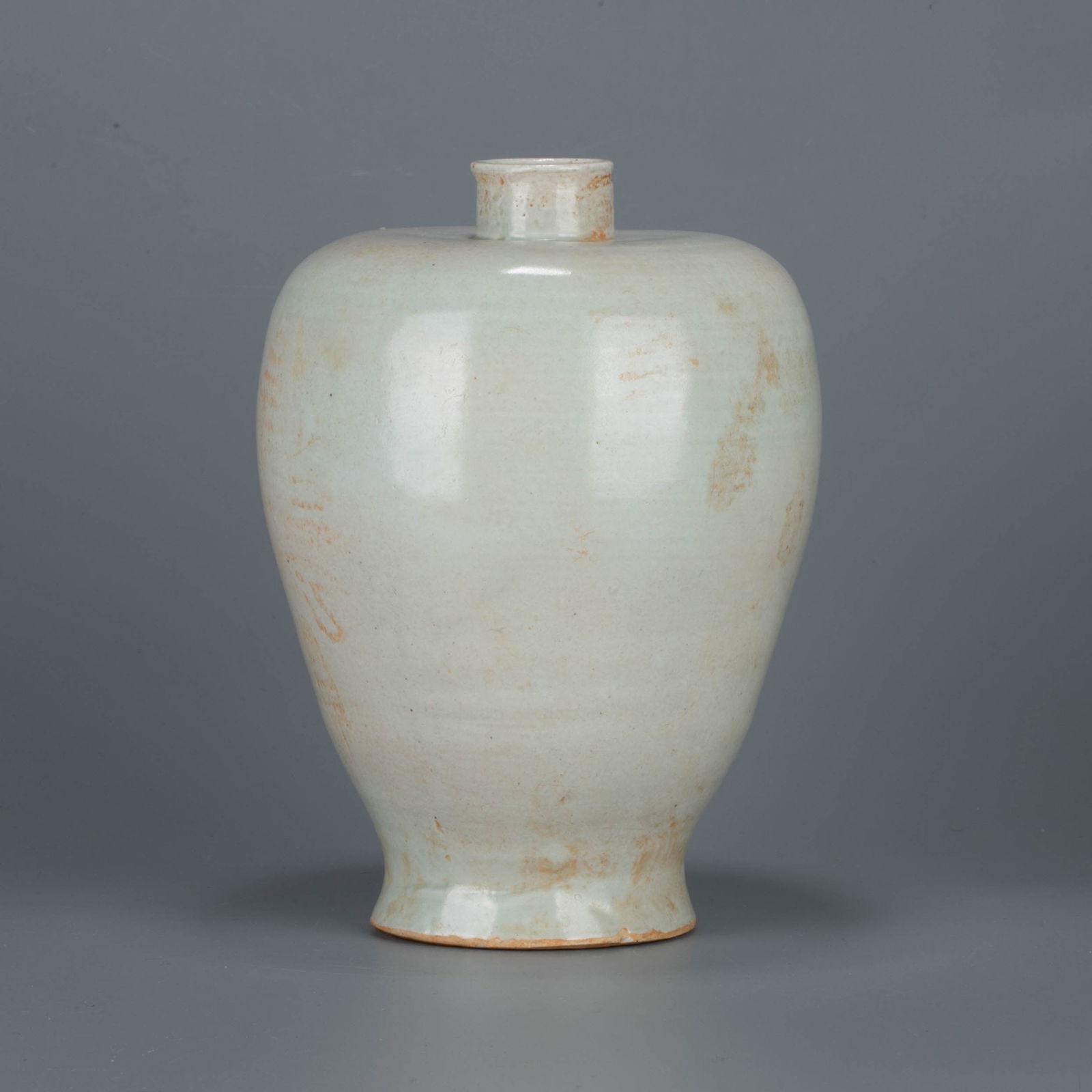 Yuan qingbai waremeiping vase: Yuan qingbai waremeiping vase