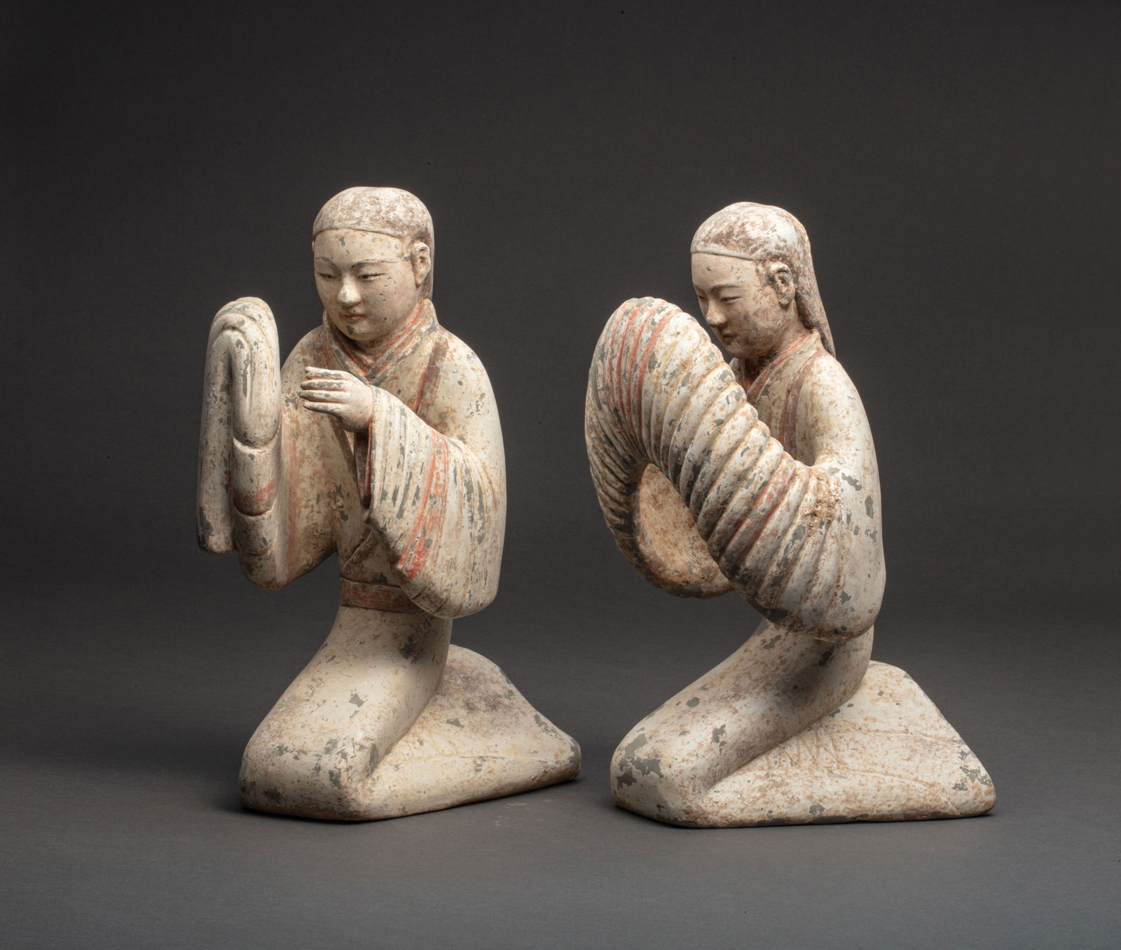A pair of Han Dynasty lady figurines - 2