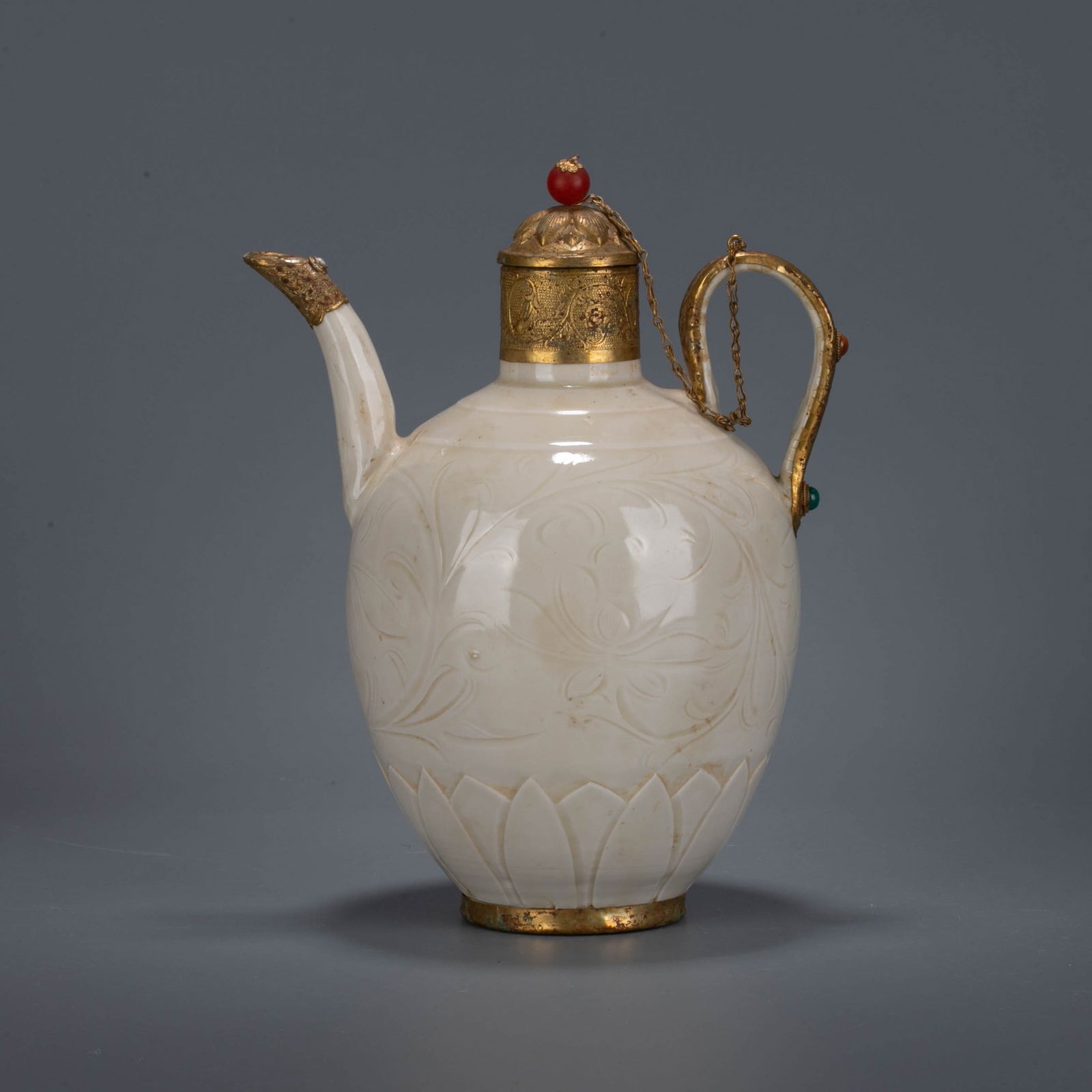 Song Dynasty white wares holding pot (1 of 8)