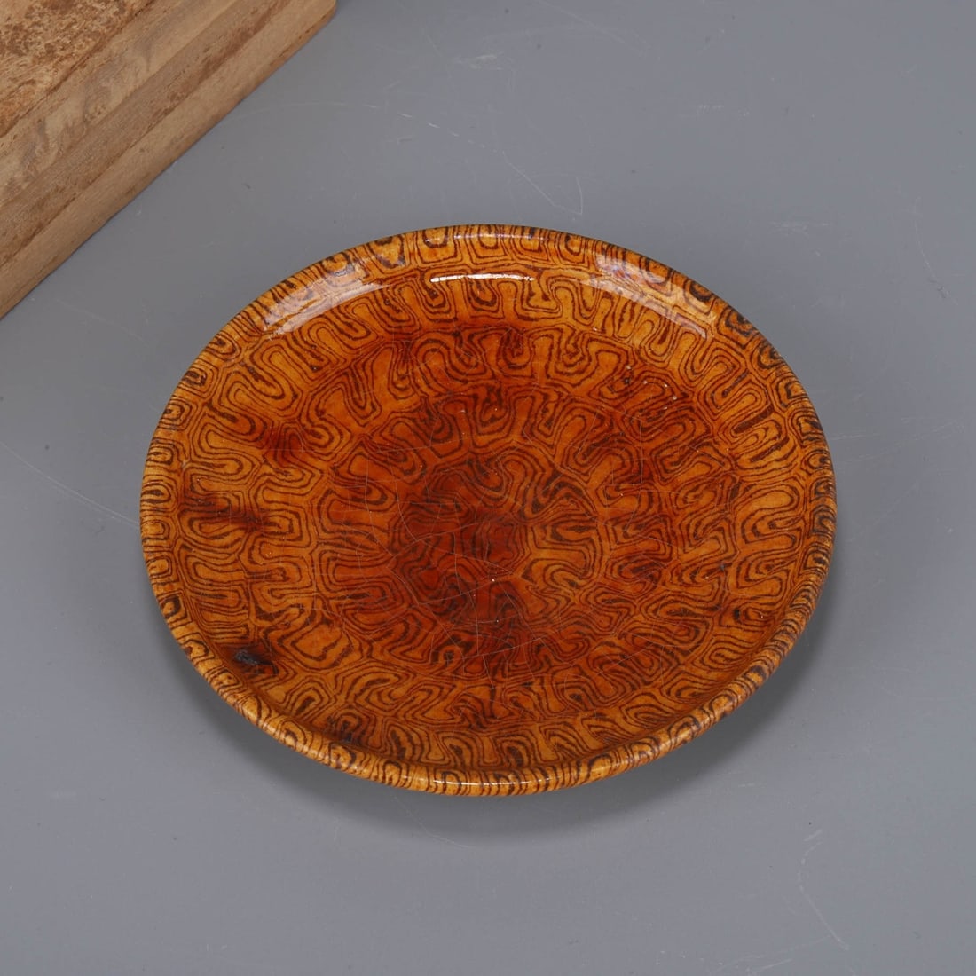 Tang Dynasty twisted yellow glaze small plate: Tang Dynasty twisted yellow glaze small plate