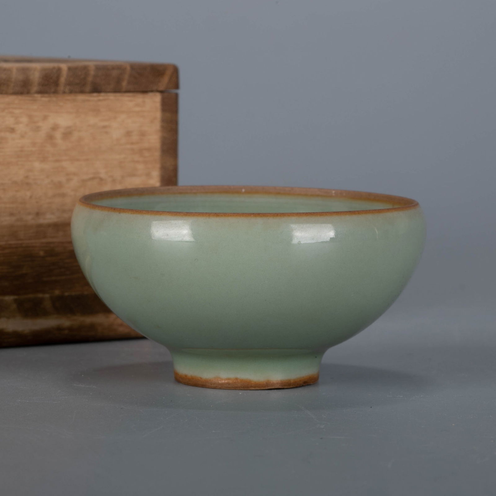 Song Dynasty Longquan celadon tea bowl: Song Dynasty Longquan celadon tea bowl