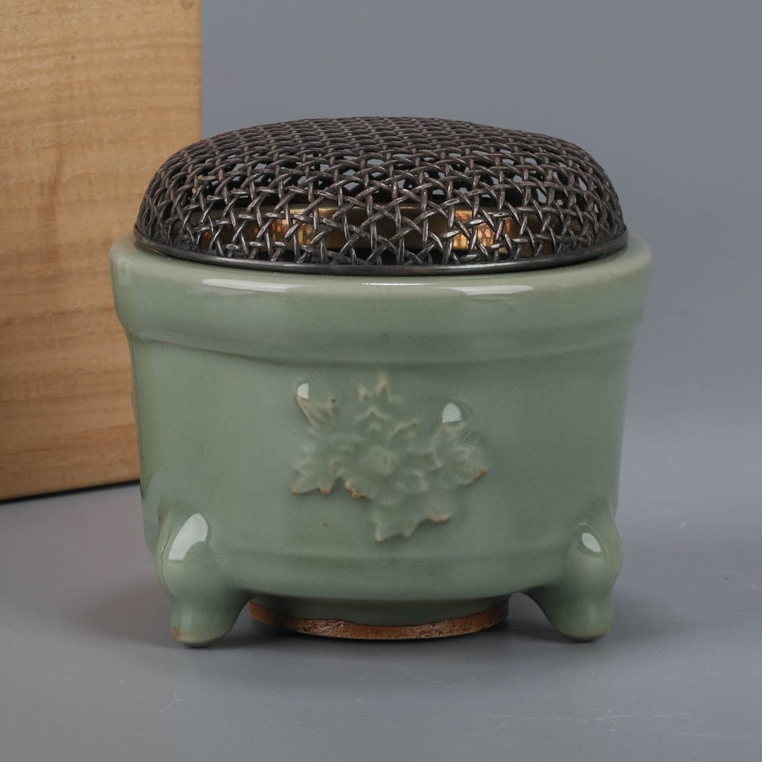 Song Dynasty celadon incense burner: Song Dynasty celadon incense burner