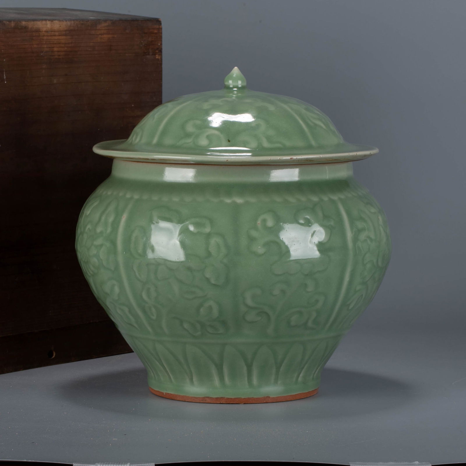 Yuan Longquan celadon incised flower peony pattern water finger: Yuan Longquan celadon incised flower peony pattern water finger