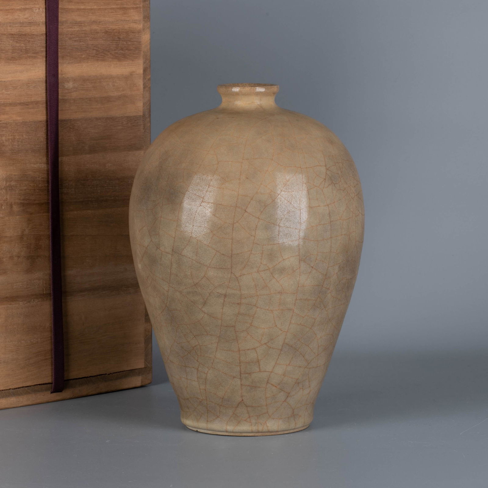 Longquan official kiln plum vase: Longquan official kiln plum vase