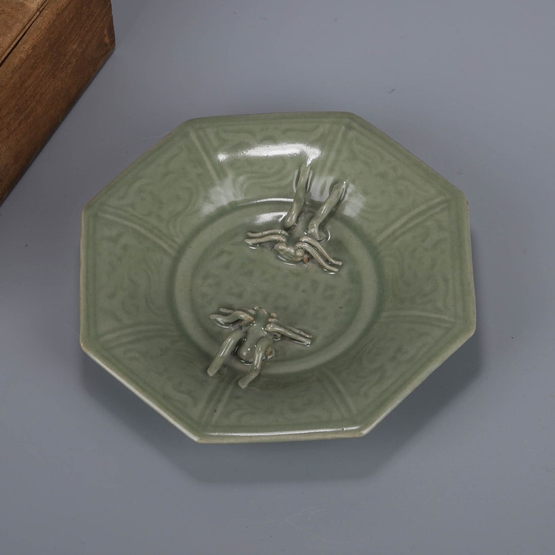 Octagonal Longquan Celadon Dish with Applied Cricket Decoration, Yuan Dynasty (1 of 8)