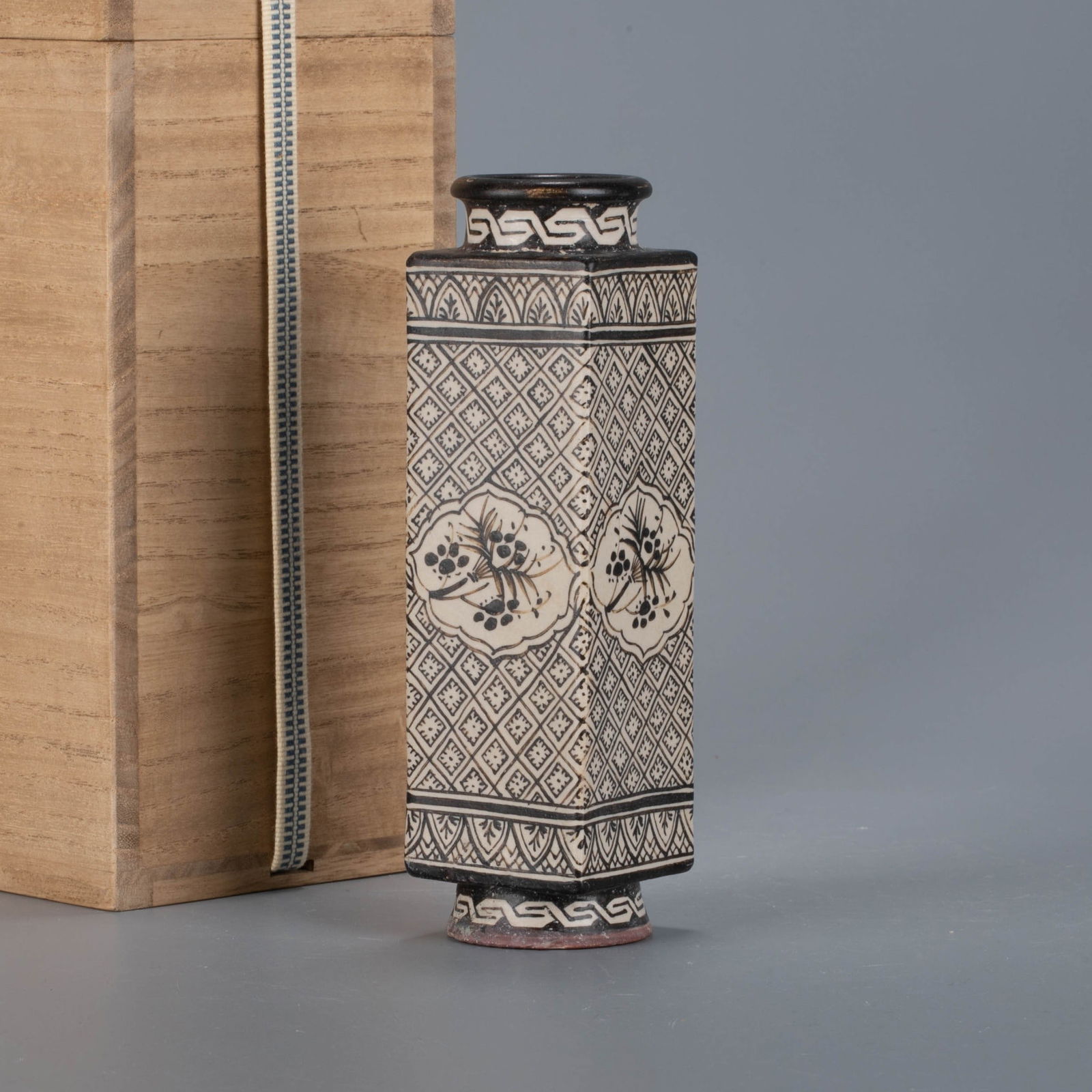 Jizhou kiln square bottle: Jizhou kiln square bottle