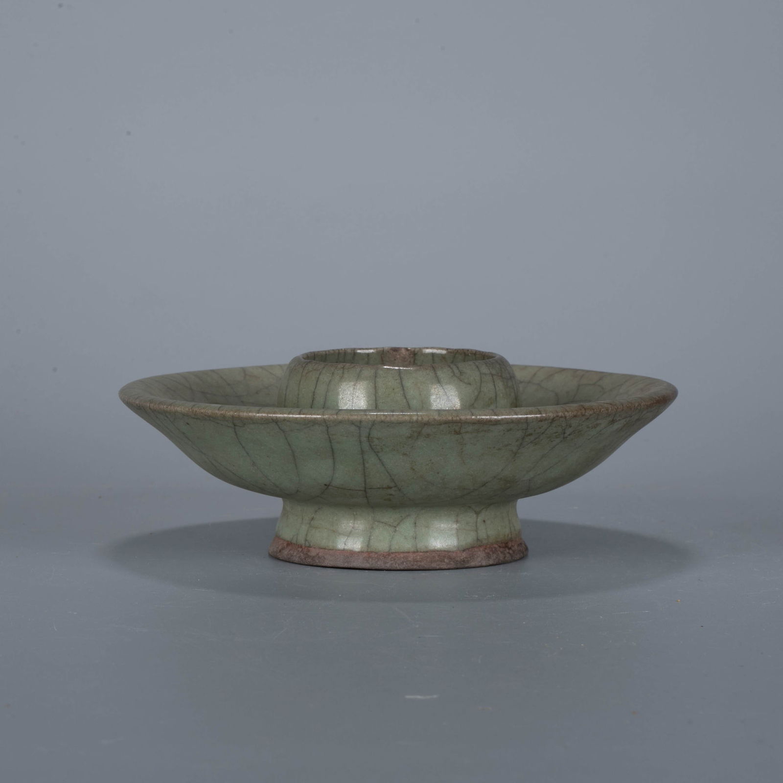 Southern Song Dynasty celadon lamp holder: Southern Song Dynasty celadon lamp holder