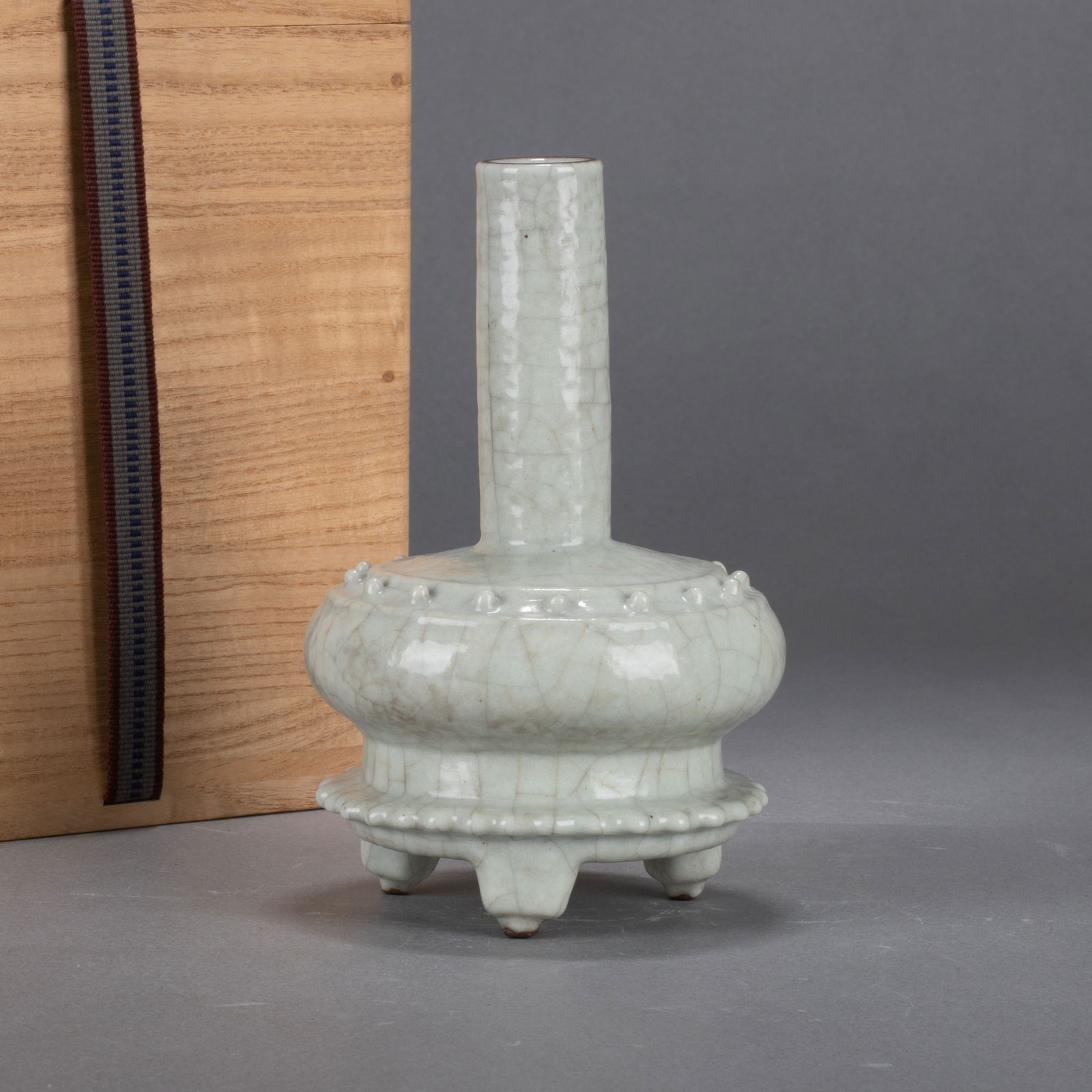 Yuan Ge kiln three-legged flower arrangement: Yuan Ge kiln three-legged flower arrangement