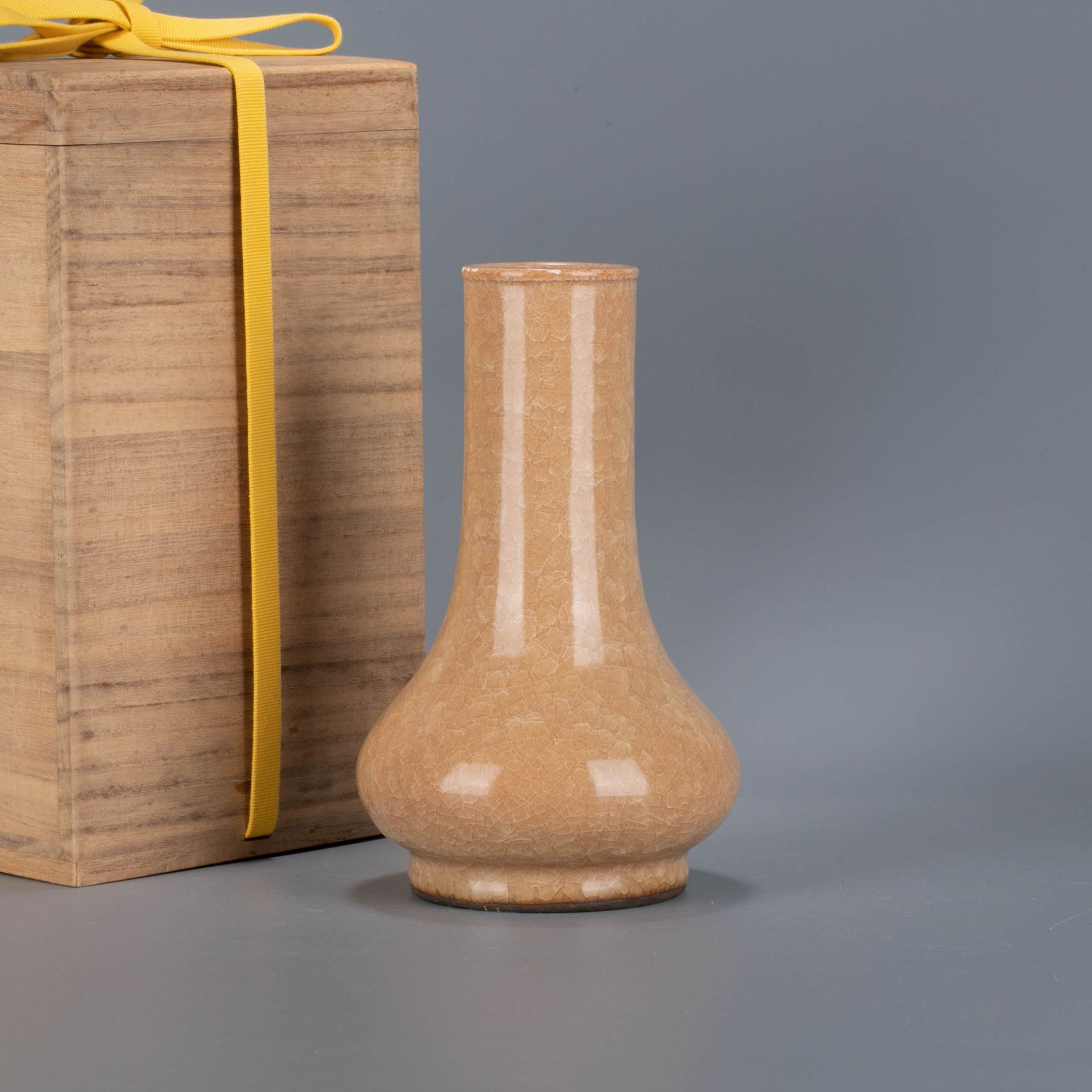 Longquan beige glaze bile bottle: Longquan beige glaze bile bottle