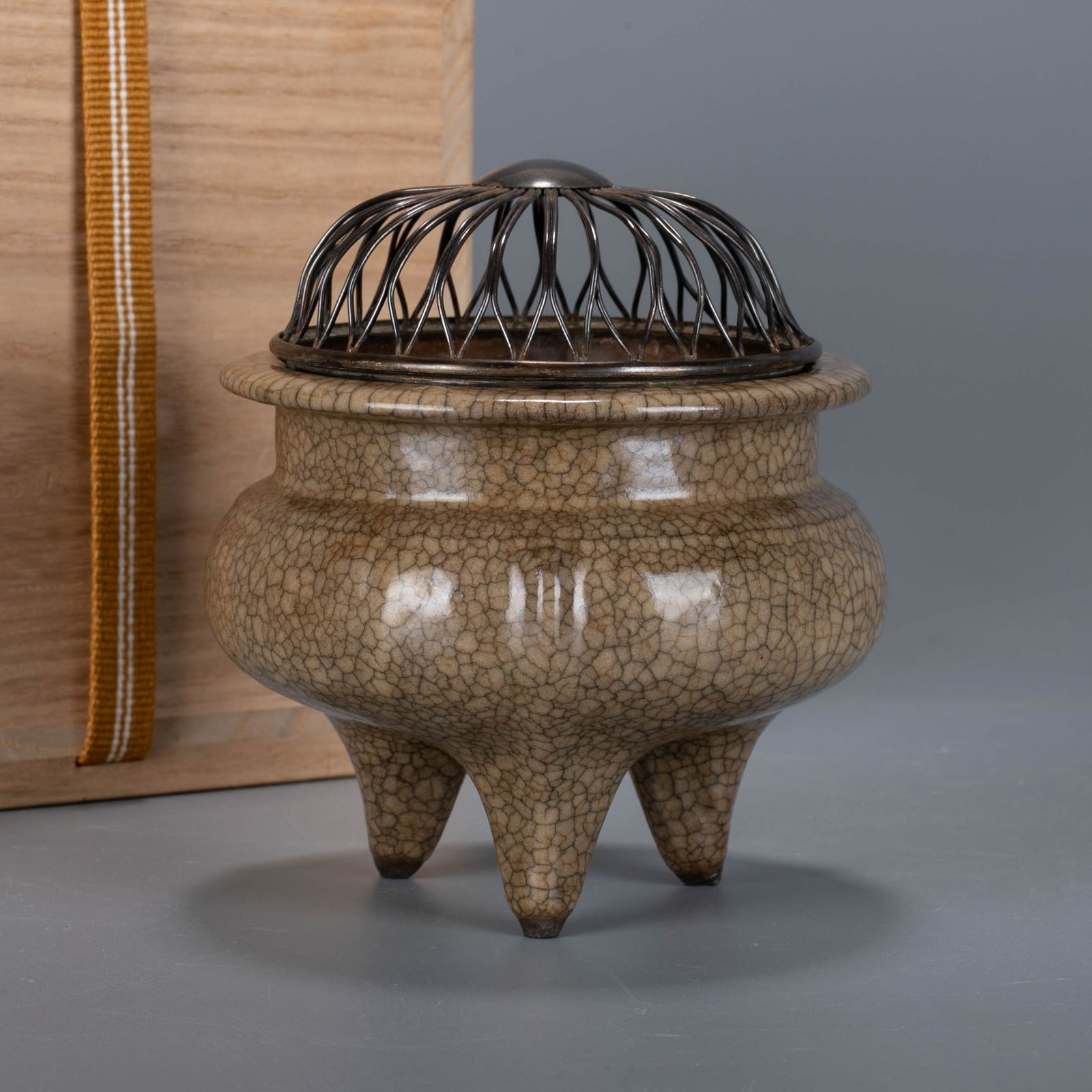 Southern Song Dynasty Celadon Ning Kiln Incense Burner: Southern Song Dynasty Celadon Ning Kiln Incense Burner