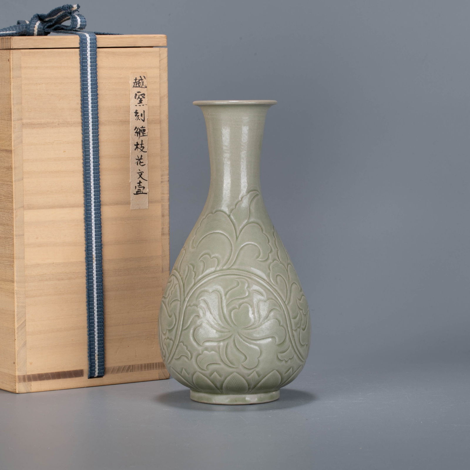 Song Dynasty Yue kiln incised vase: Song Dynasty Yue kiln incised vase