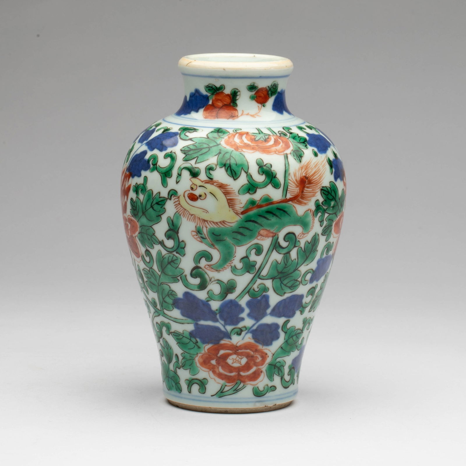 Qing dynasty colorful lion and peony pattern vase: Qing dynasty colorful lion and peony pattern vase