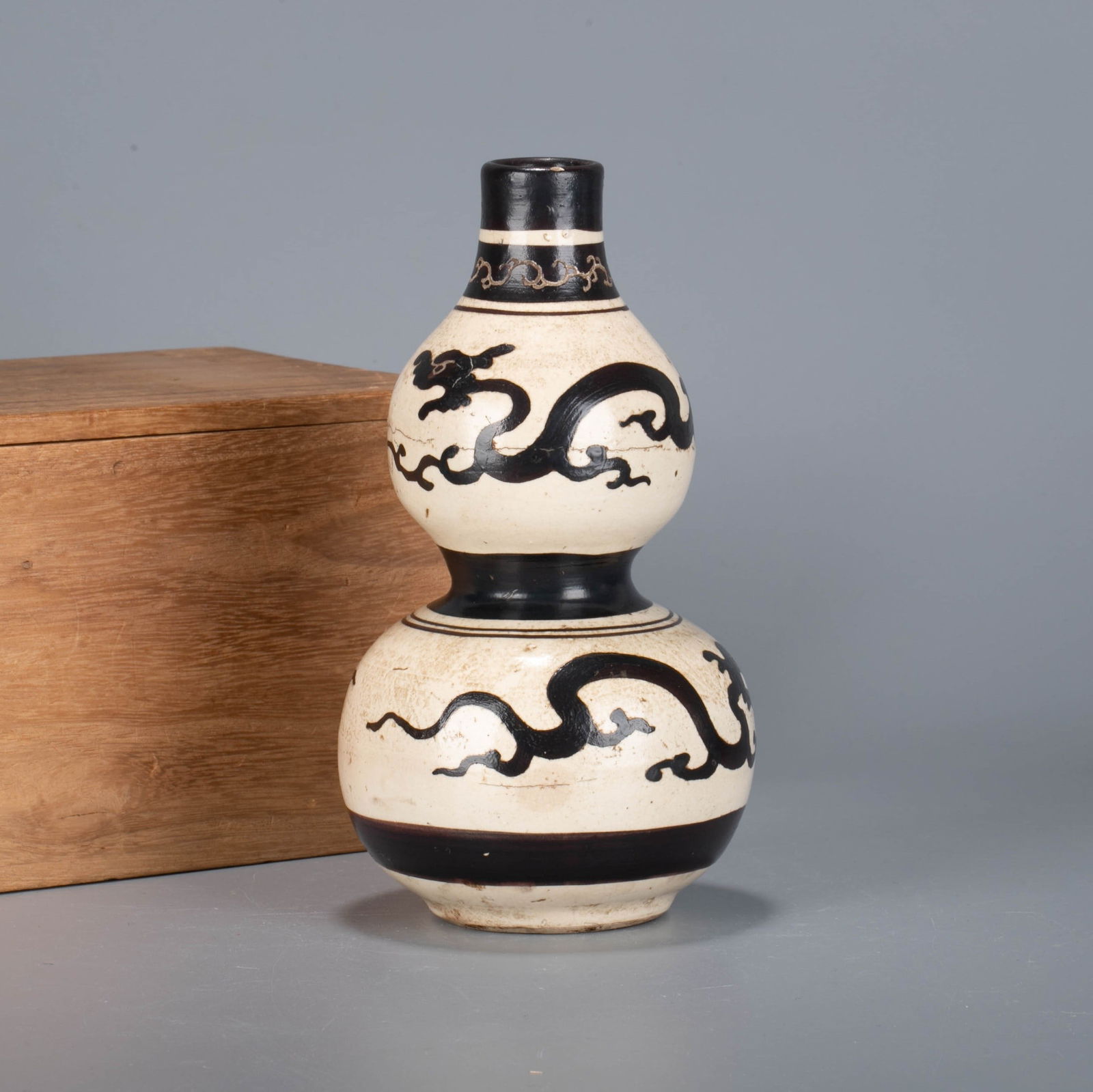 Qing dynasty Cizhou kiln gourd vase with dragon pattern: Qing dynasty Cizhou kiln gourd vase with dragon pattern