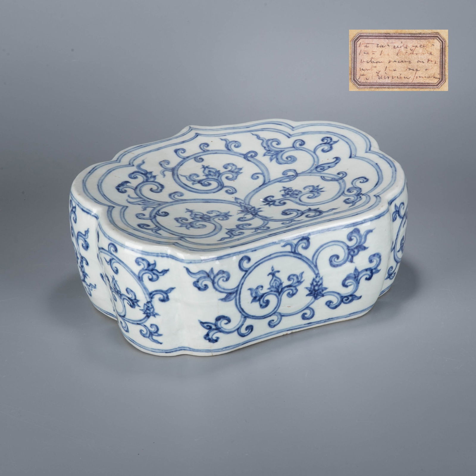 Ming sometsuke (blue and white underglaze) arabesque pattern pillow: This pillow is a masterpiece of blue and white made from the jingdezhen kiln in the Ming Dynasty. the pillow is in the shape of a cloud head and has an eaves on the side. the shape is dignified and el