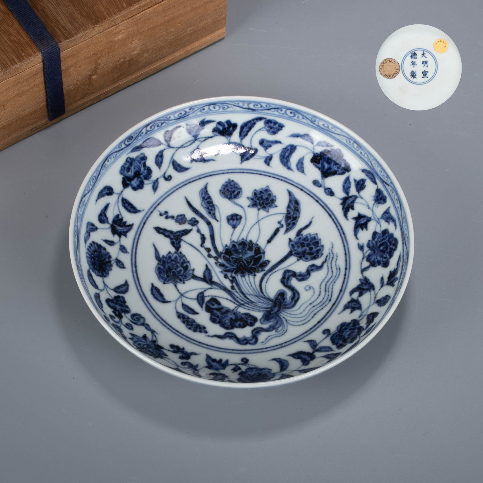 Ming Xuande sometsuke (blue and white underglaze) a lotus pattern dish: The plate has an open mouth, a shallow belly, a supporting ring foot, and a stable shape. the inner part is painted with blue and white flowers, the flowers and leaves are stretched, the branches and