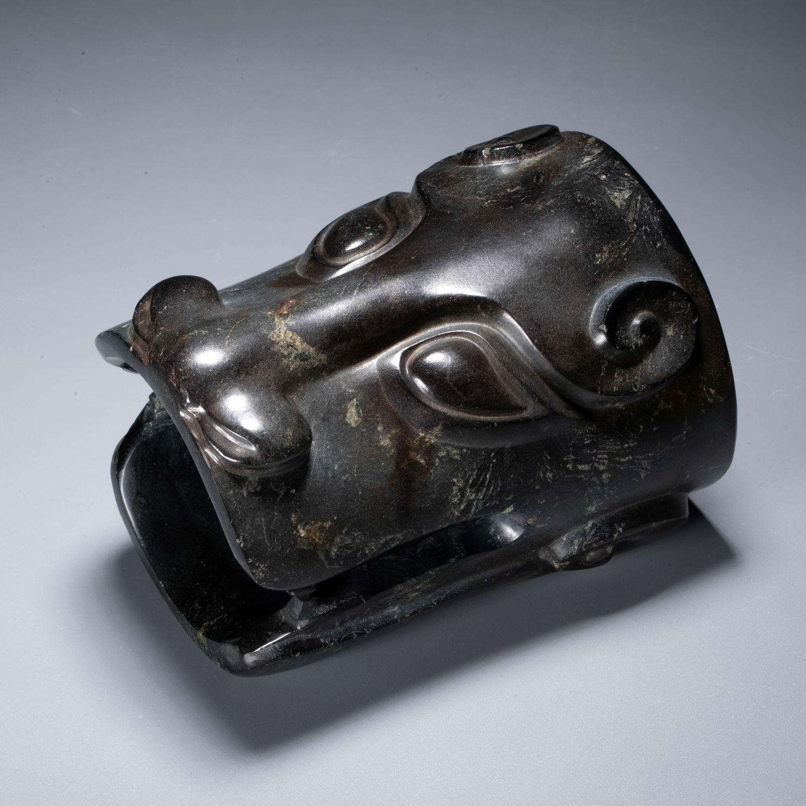 Shang Dynasty ancient jade animal face: Shang Dynasty ancient jade animal face