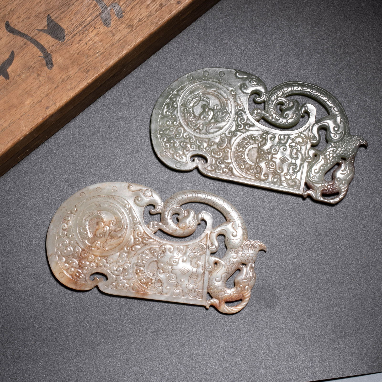 A set of ancient jade pendants with dragon and phoenix patterns during the Warring States Period: A set of ancient jade pendants with dragon and phoenix patterns during the Warring States Period
