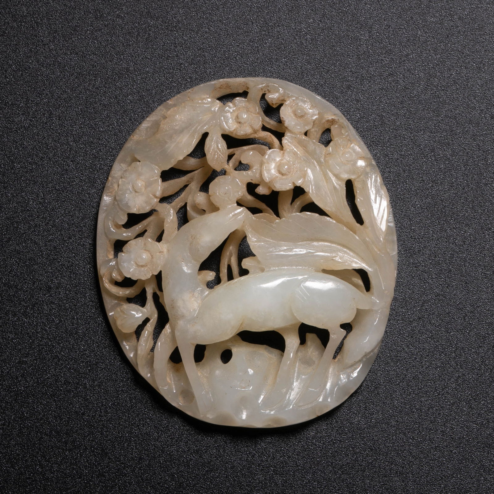 White jade Akiyama pattern inlaid decoration: White jade Akiyama pattern inlaid decoration