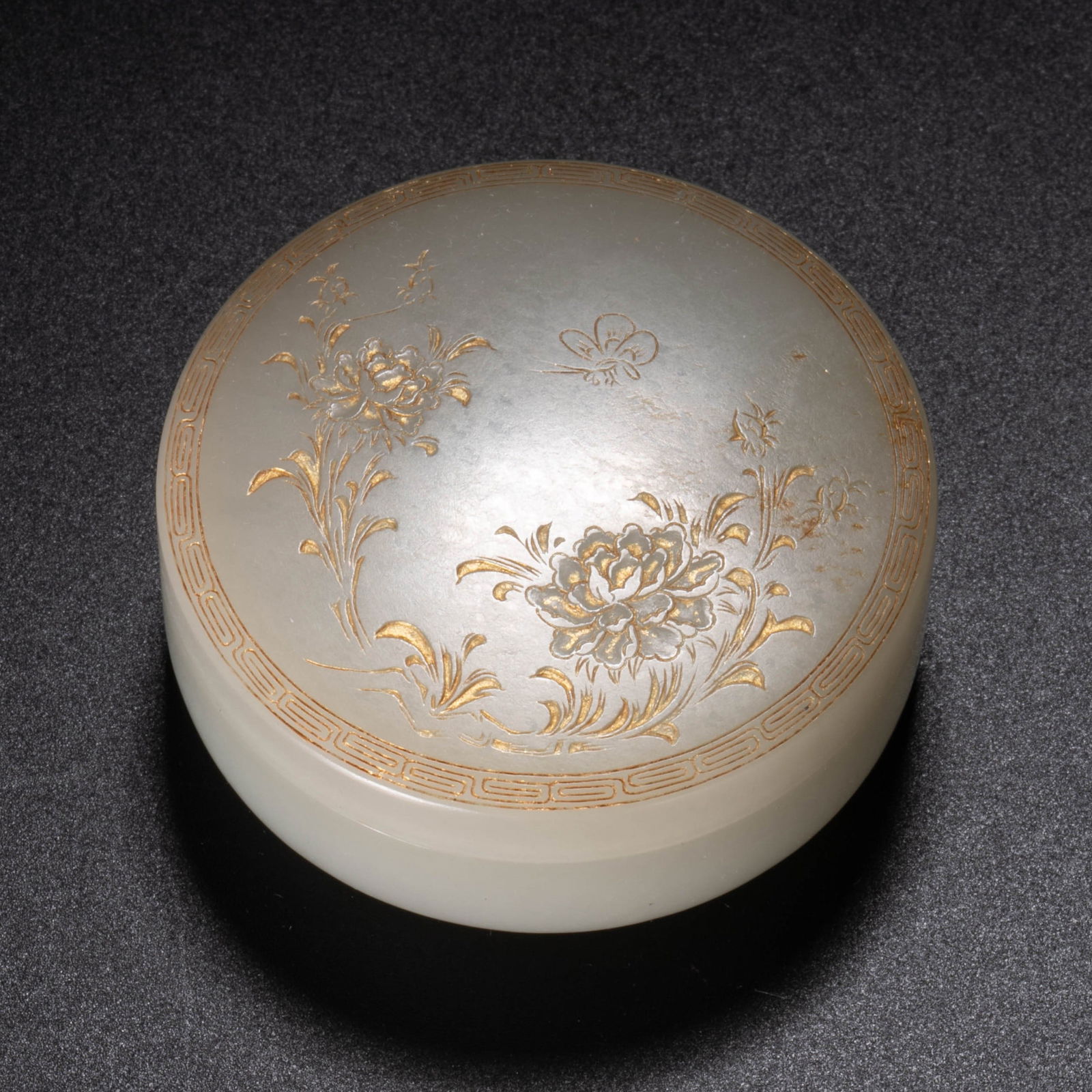Qing Dynasty Hotan white jade gilded butterfly cover box: Qing Dynasty Hotan white jade gilded butterfly cover box
