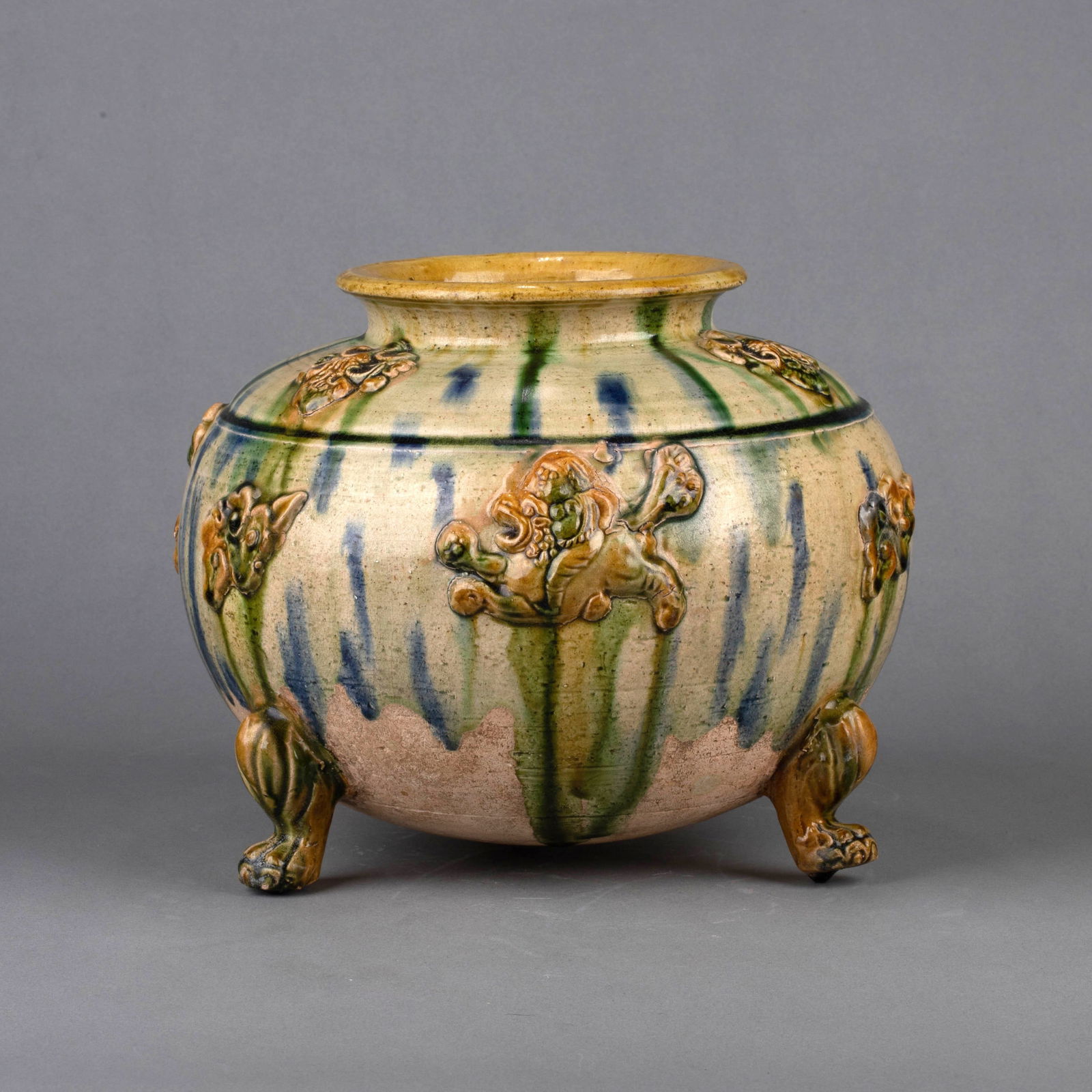 Tang Dynasty three-color sculpture with animal pattern three-legged increase burner: Tang Dynasty three-color sculpture with animal pattern three-legged increase burner