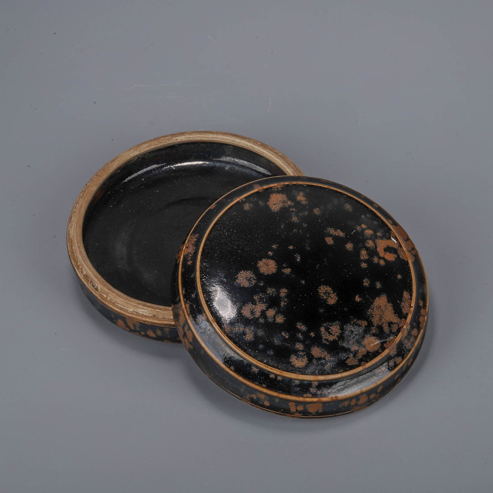 Song Dynasty Henan kiln rusty lid box: Song Dynasty Henan kiln rusty lid box